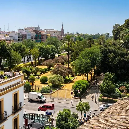 Palacio Del Siglo Xvii Frente A Jardines De Murillo Sevilla